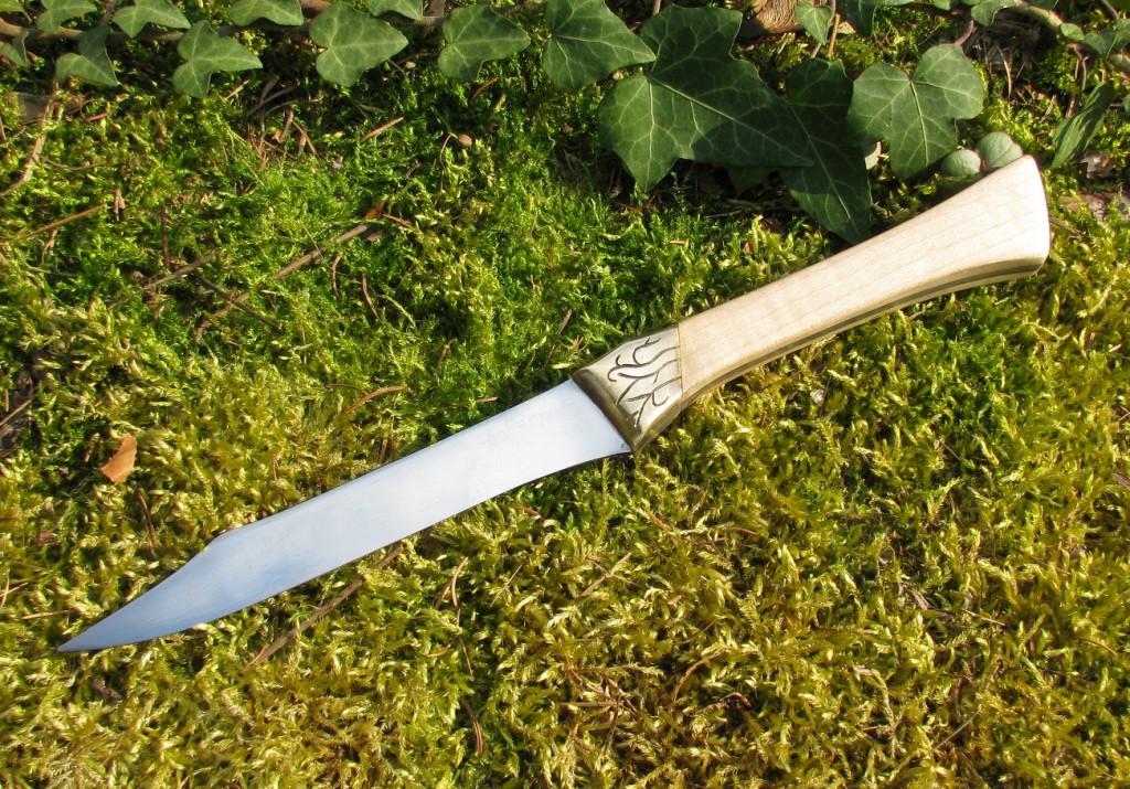 Elfenmesser mit gravierten Schulterplatten und Griffschalen aus Ahornholz.