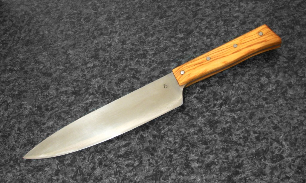 Kochmesser aus SB1 Stahl mit Griffschalen aus Olivenholz.