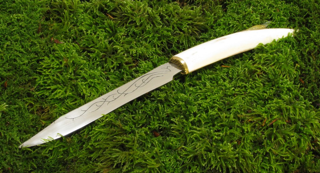 Elfenmesser mit Gravur und "Drachenzahn" aus Elchgeweih
